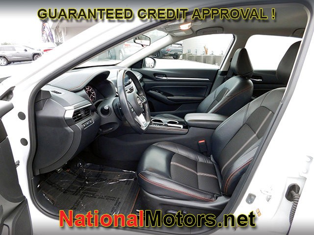 Nissan Altima Vehicle Full-screen Gallery Image 13