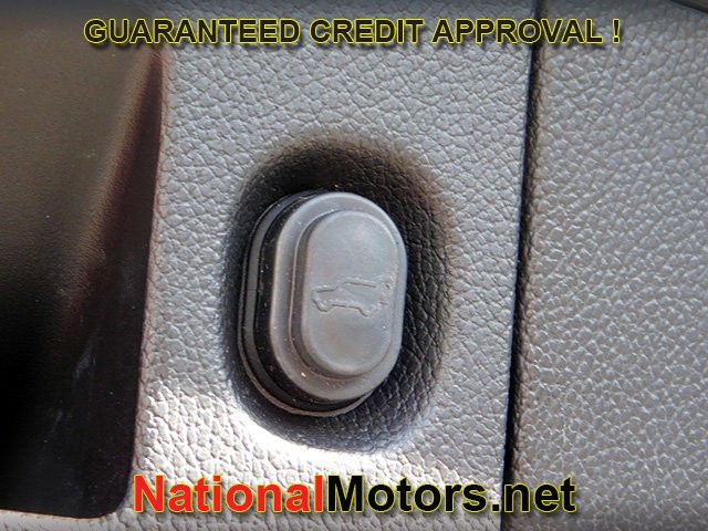 GMC Yukon XL Vehicle Full-screen Gallery Image 09