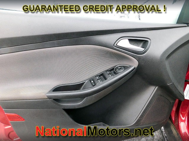 Ford Focus Vehicle Full-screen Gallery Image 09