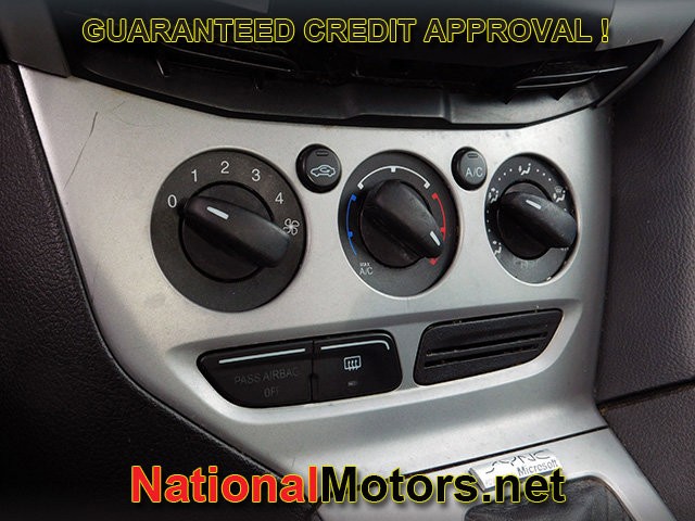 Ford Focus Vehicle Full-screen Gallery Image 13