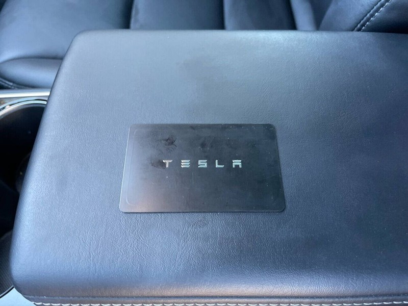 Tesla Model 3 Vehicle Full-screen Gallery Image 03