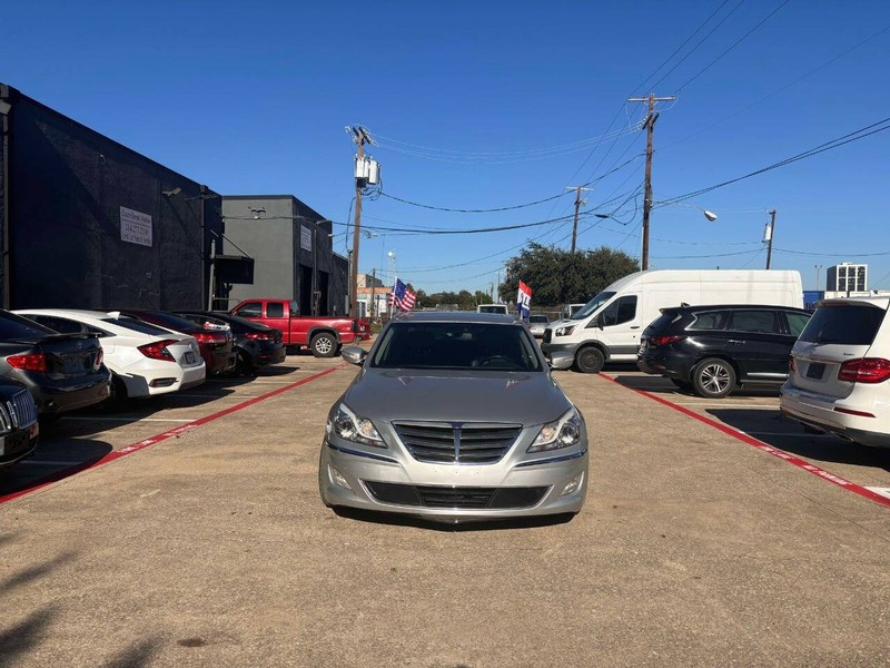 Hyundai Genesis Vehicle Full-screen Gallery Image 01