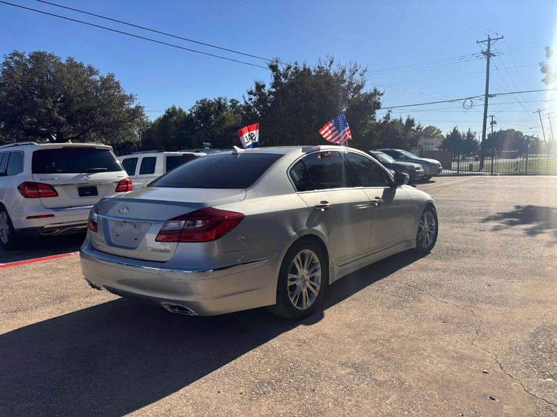 Hyundai Genesis Vehicle Full-screen Gallery Image 03