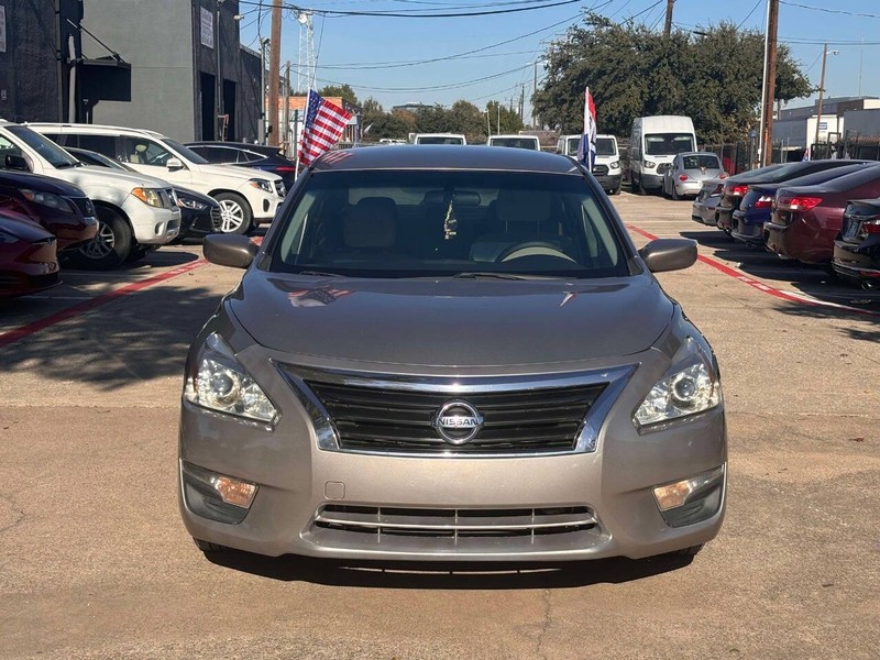 Nissan Altima Vehicle Full-screen Gallery Image 01