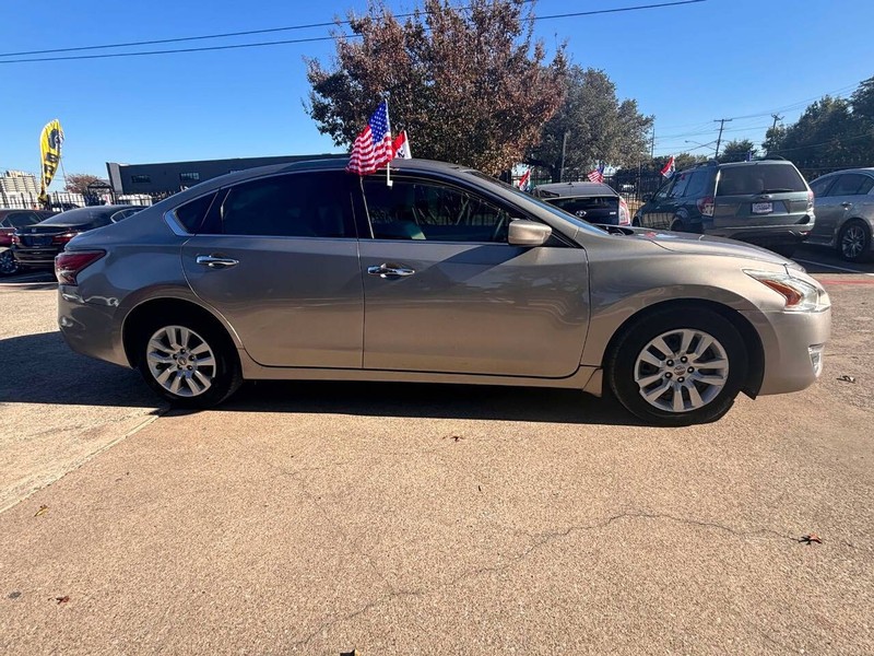 Nissan Altima Vehicle Full-screen Gallery Image 03