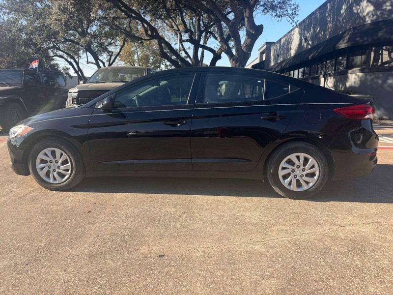 Hyundai Elantra Vehicle Full-screen Gallery Image 03