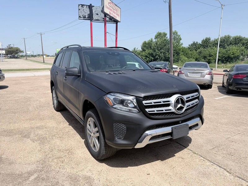 Mercedes-Benz GLS Vehicle Full-screen Gallery Image 02