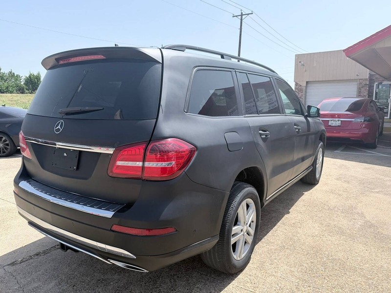 Mercedes-Benz GLS Vehicle Full-screen Gallery Image 03