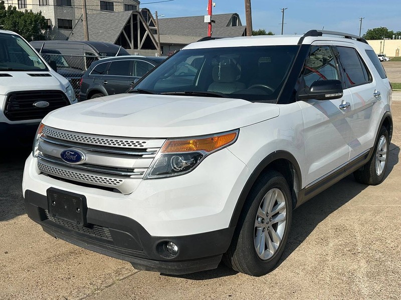 Ford Explorer Vehicle Full-screen Gallery Image 03