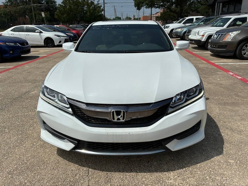 Honda Accord Coupe Vehicle Full-screen Gallery Image 01