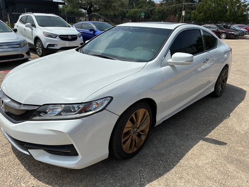 Honda Accord Coupe Vehicle Full-screen Gallery Image 02