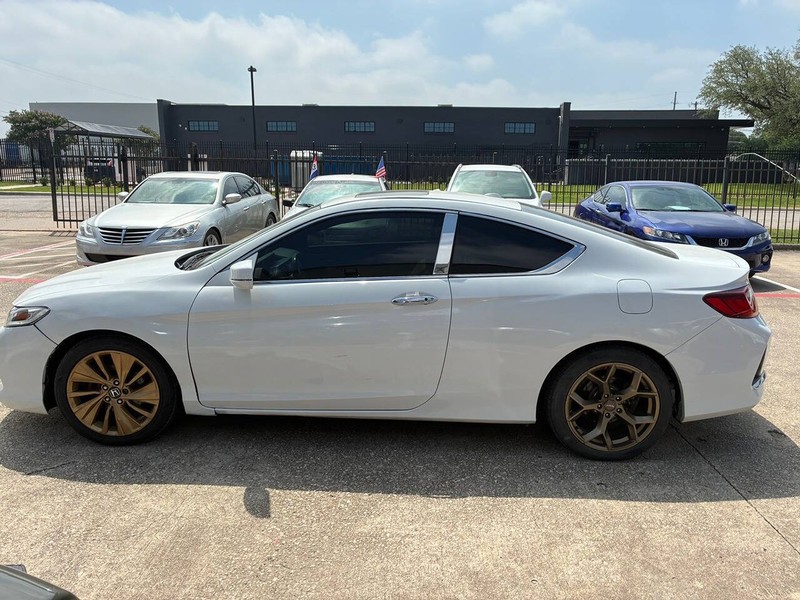 Honda Accord Coupe Vehicle Full-screen Gallery Image 03