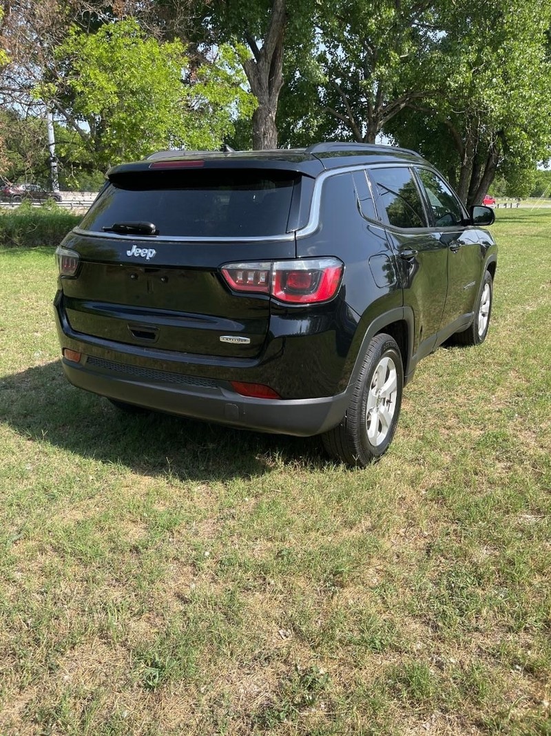 Jeep Compass Vehicle Full-screen Gallery Image 02