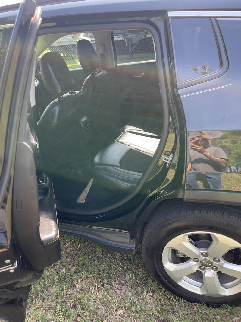 Jeep Compass Vehicle Full-screen Gallery Image 06