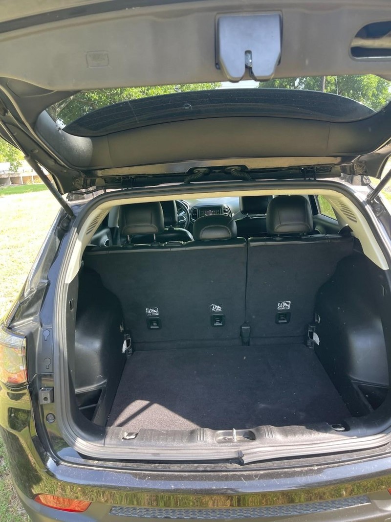 Jeep Compass Vehicle Full-screen Gallery Image 08