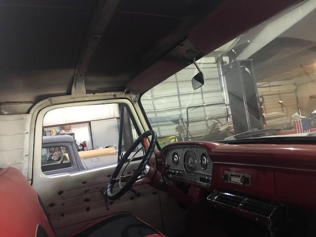 Ford F-100 Vehicle Full-screen Gallery Image 06