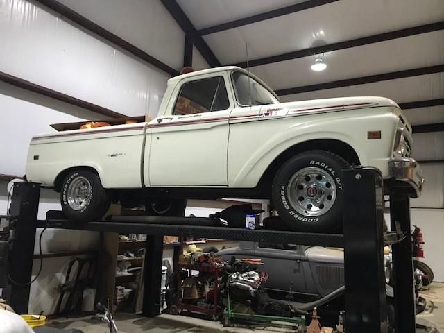 Ford F-100 Vehicle Full-screen Gallery Image 08