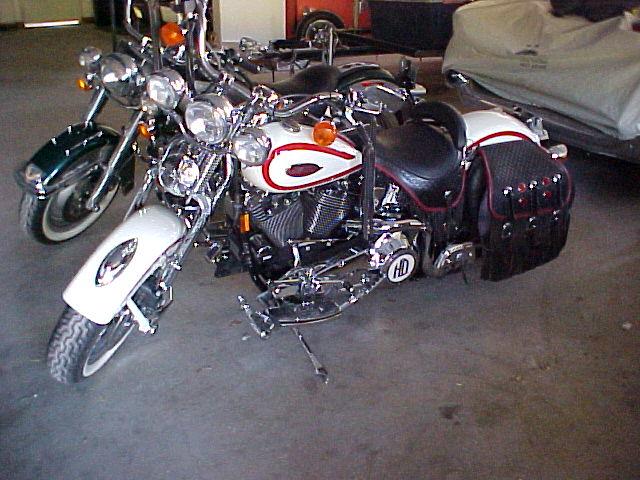 Harley-Davidson FLSTS Heritage Springer Vehicle Full-screen Gallery Image 02