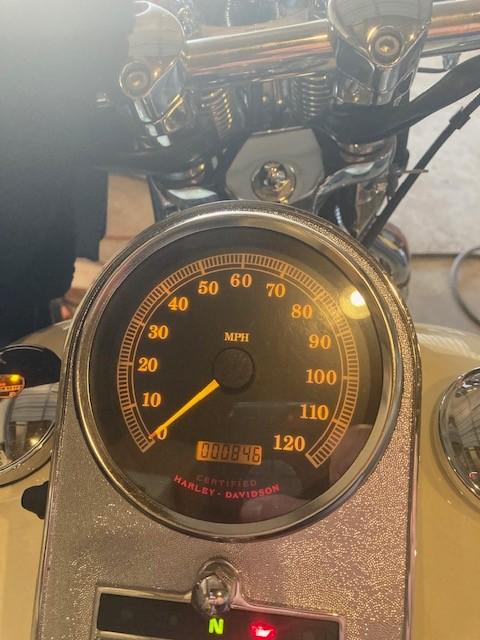 Harley-Davidson FLSTSI Heritage Springer Vehicle Full-screen Gallery Image 05