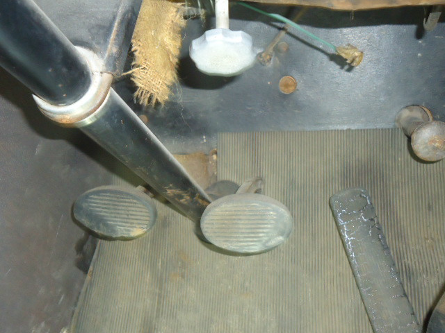 Plymouth PB Coupe Vehicle Full-screen Gallery Image 12