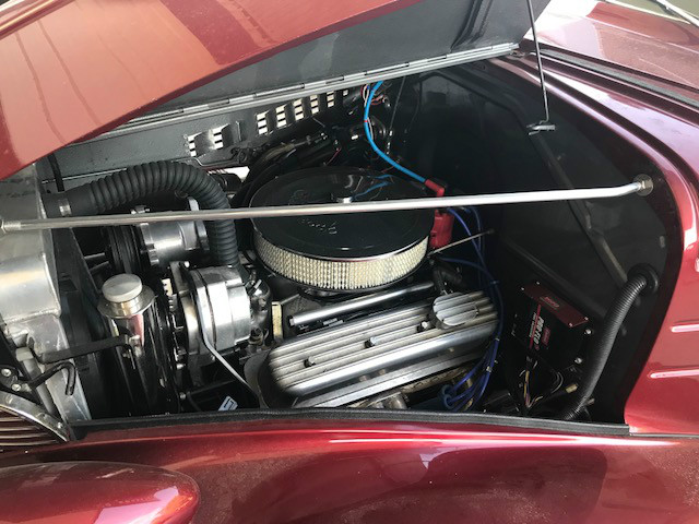 Chevrolet Deluxe Vehicle Full-screen Gallery Image 02