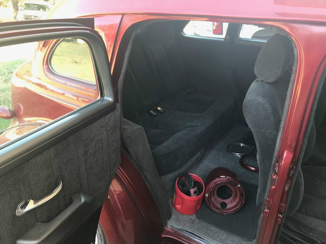 Chevrolet Deluxe Vehicle Full-screen Gallery Image 04