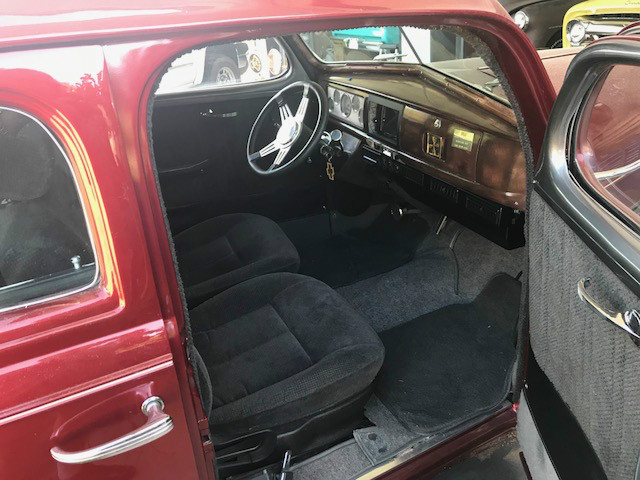 Chevrolet Deluxe Vehicle Full-screen Gallery Image 11