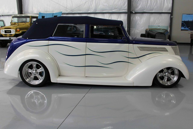 Ford Convertible Sedan Vehicle Full-screen Gallery Image 04