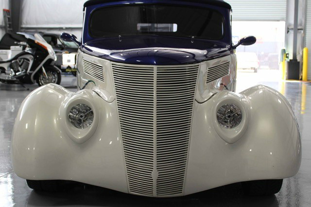 Ford Convertible Sedan Vehicle Full-screen Gallery Image 05