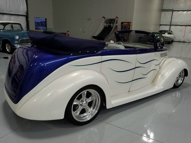 Ford Convertible Sedan Vehicle Full-screen Gallery Image 09