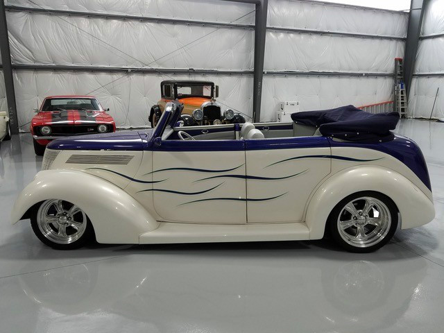 Ford Convertible Sedan Vehicle Full-screen Gallery Image 11