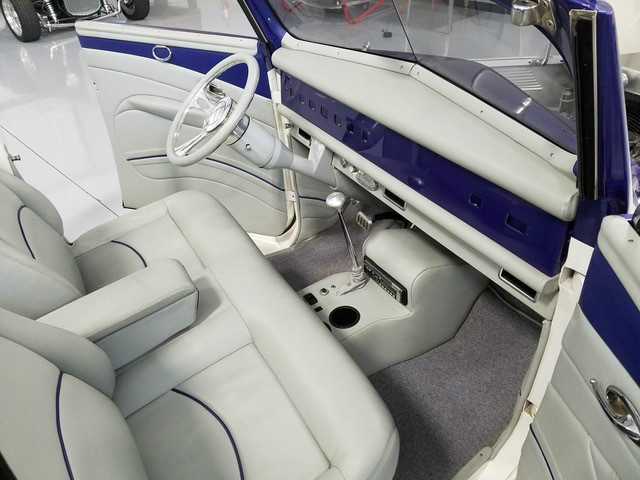 Ford Convertible Sedan Vehicle Full-screen Gallery Image 13