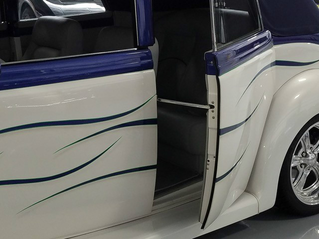 Ford Convertible Sedan Vehicle Full-screen Gallery Image 16