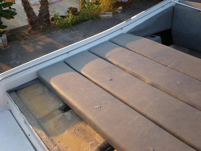 Chris Craft Stinger 375 Vehicle Full-screen Gallery Image 02