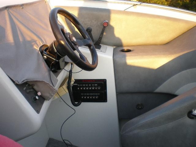 Chris Craft Stinger 375 Vehicle Full-screen Gallery Image 03