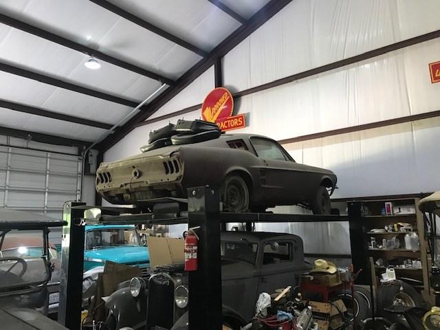 Ford Mustang Vehicle Full-screen Gallery Image 02