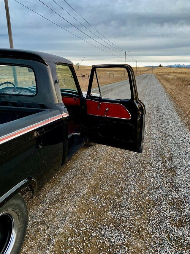 Ford F-100 Vehicle Full-screen Gallery Image 03