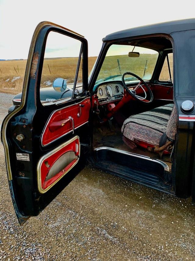 Ford F-100 Vehicle Full-screen Gallery Image 05