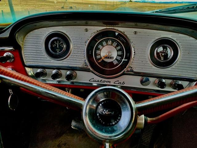 Ford F-100 Vehicle Full-screen Gallery Image 06