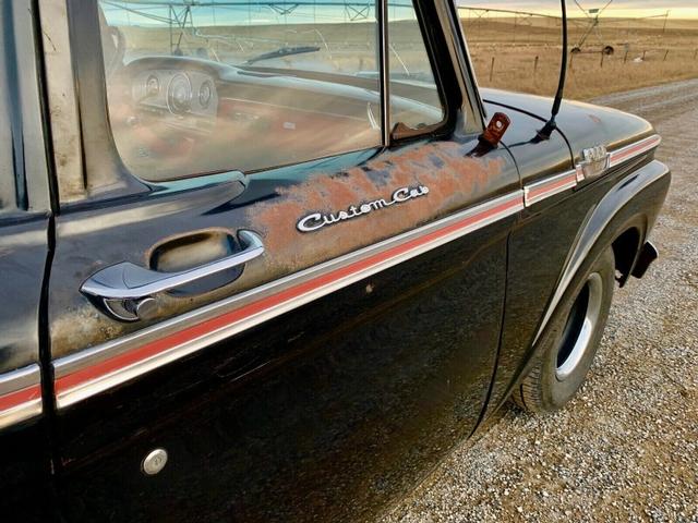 Ford F-100 Vehicle Full-screen Gallery Image 08