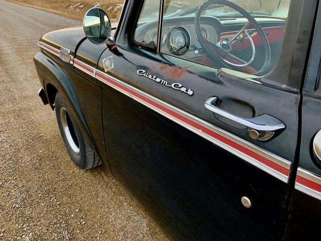 Ford F-100 Vehicle Full-screen Gallery Image 09