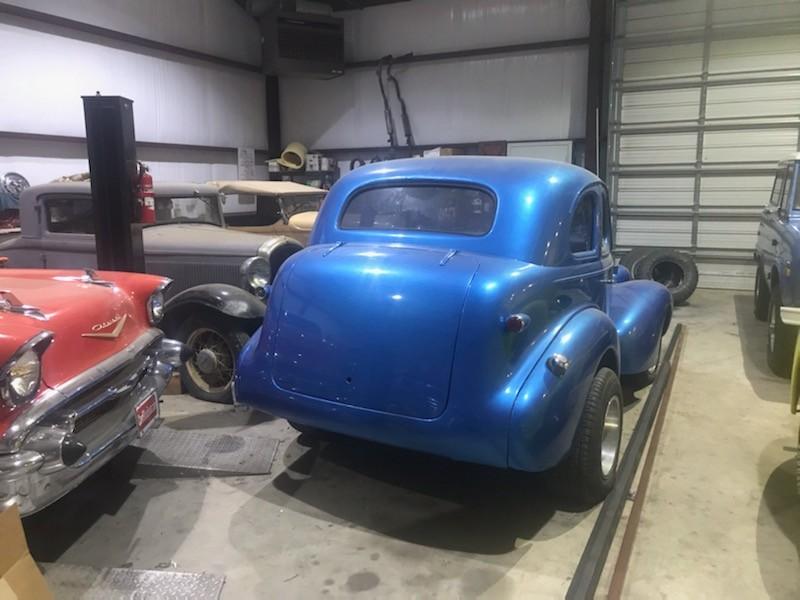 Chevrolet Deluxe Vehicle Full-screen Gallery Image 03