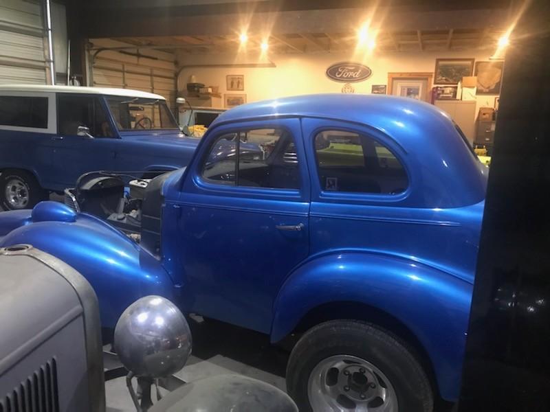 Chevrolet Deluxe Vehicle Full-screen Gallery Image 04