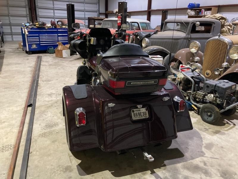 Harley-Davidson Trike Vehicle Full-screen Gallery Image 02