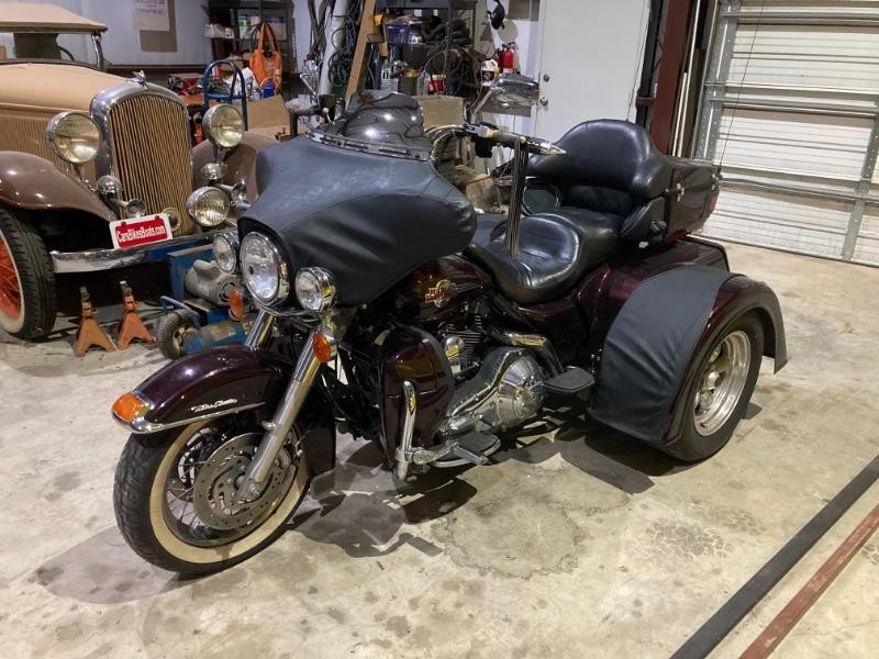 Harley-Davidson Trike Vehicle Full-screen Gallery Image 03