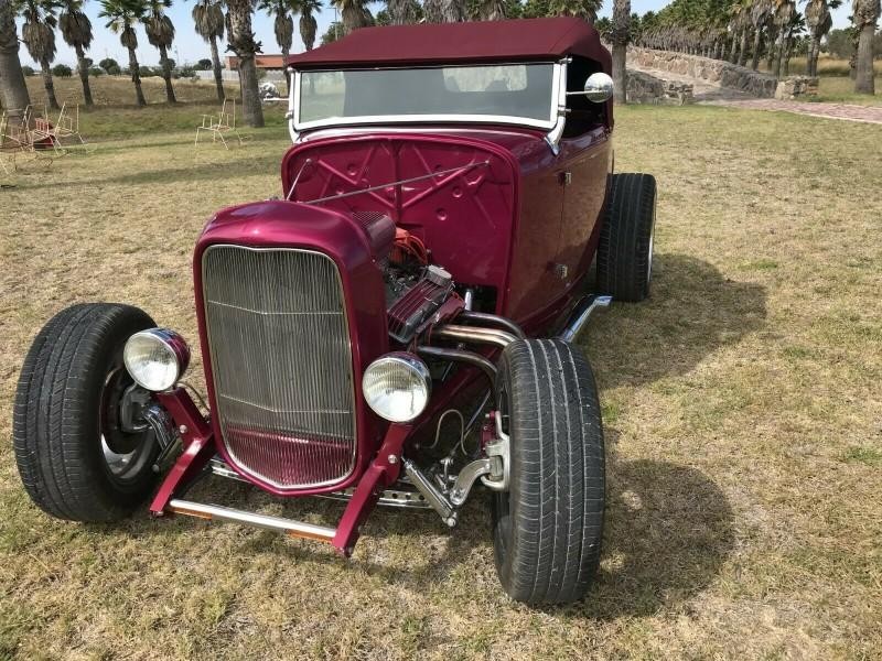 Ford Roadster Vehicle Full-screen Gallery Image 02