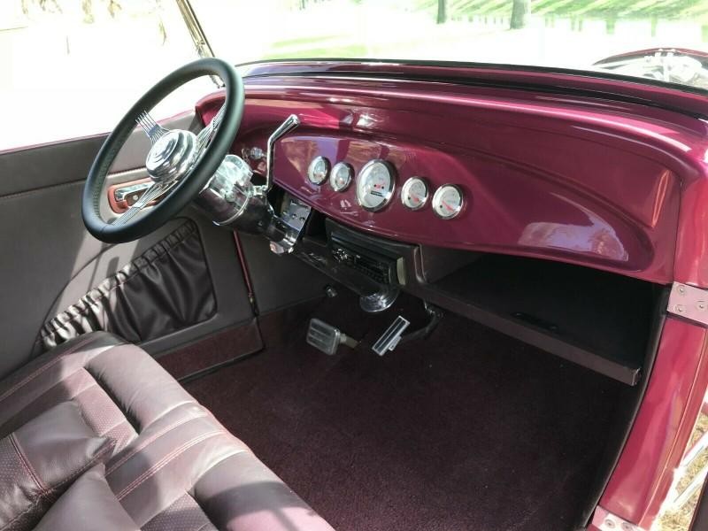 Ford Roadster Vehicle Full-screen Gallery Image 03