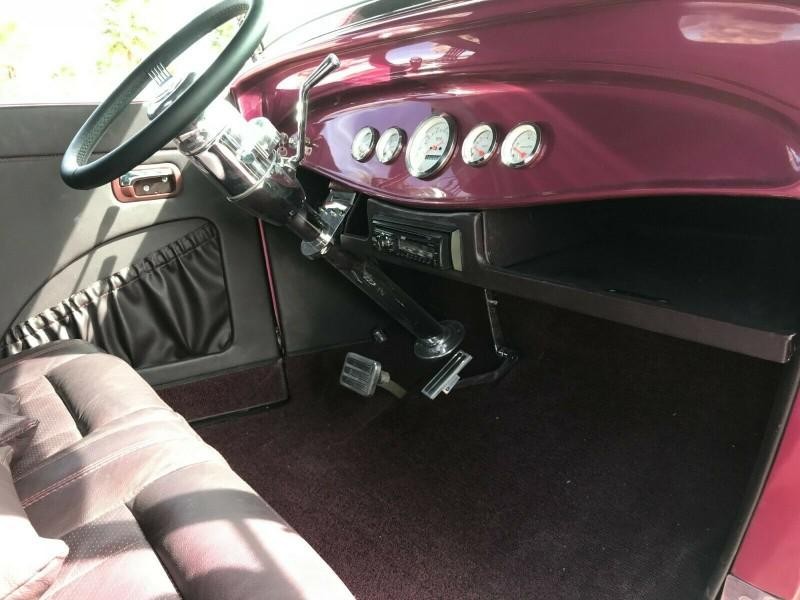 Ford Roadster Vehicle Full-screen Gallery Image 04