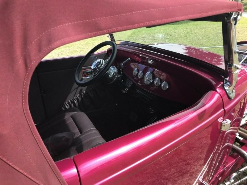 Ford Roadster Vehicle Full-screen Gallery Image 05