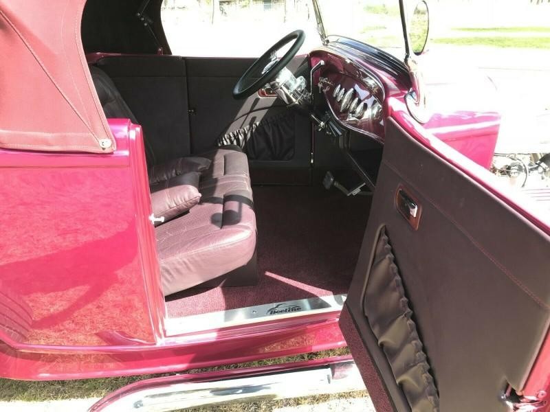 Ford Roadster Vehicle Full-screen Gallery Image 06